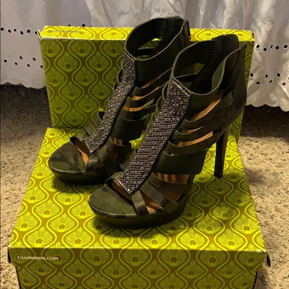 Gianni Bini camo heels